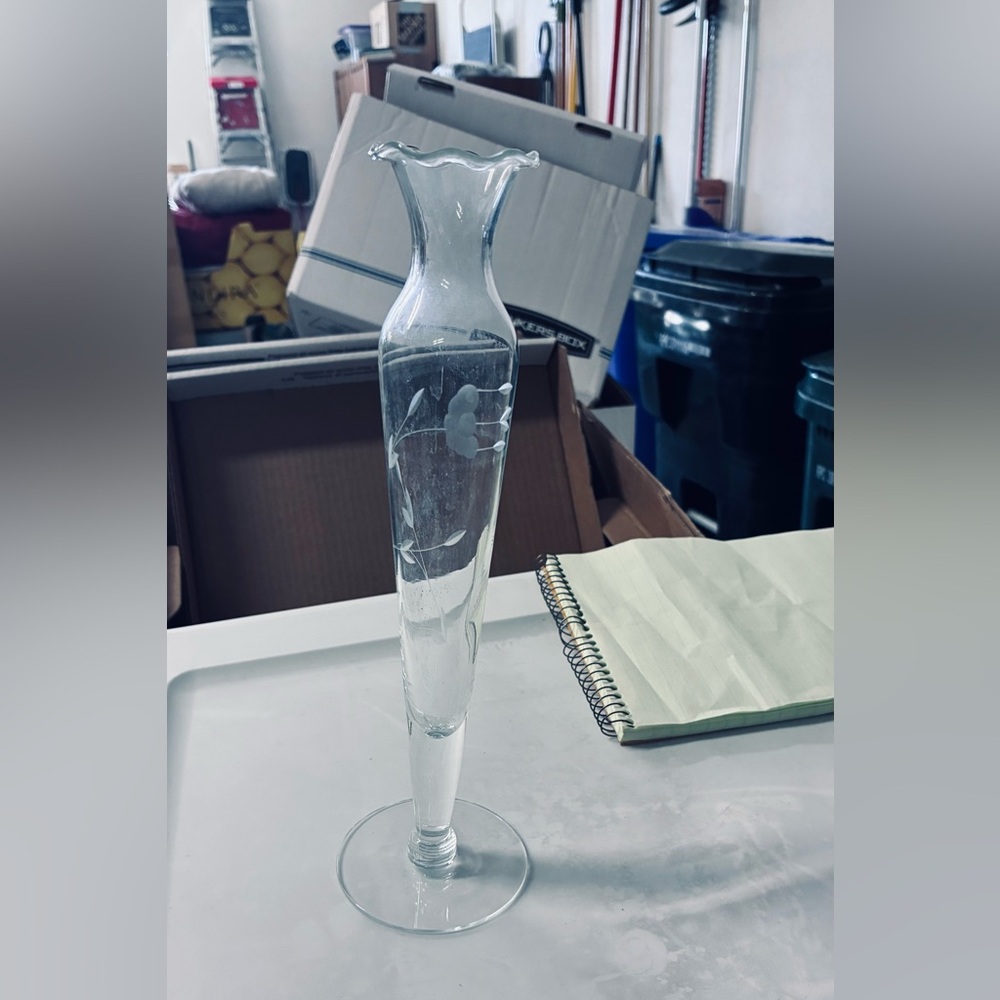 Set of 2 Princess House Heritage slim vases.
